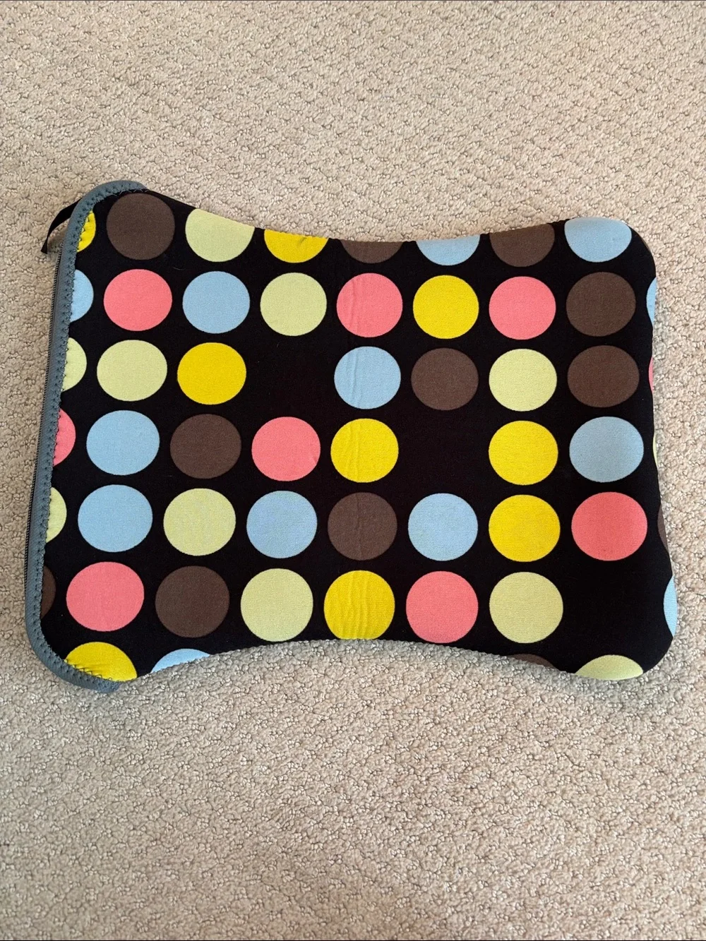 Laptop sleeve with zipper closure